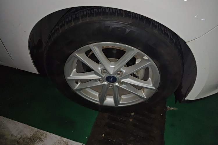 Used Ford Focus 2017 Sedan EcoBoost 180 Automatic Elite Model Right Front Wheel Hub