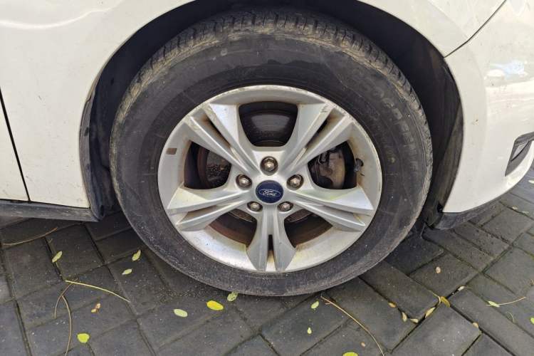 Used Ford Focus 2017 Sedan 1.6L Manual Comfort Plus SmartDrive Edition Right Front Wheel Hub