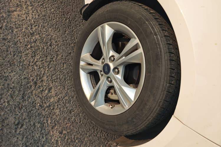 Used Ford Focus 2017 Sedan 1.6L Automatic Comfort Plus SmartDrive Edition Right Front Wheel Hub