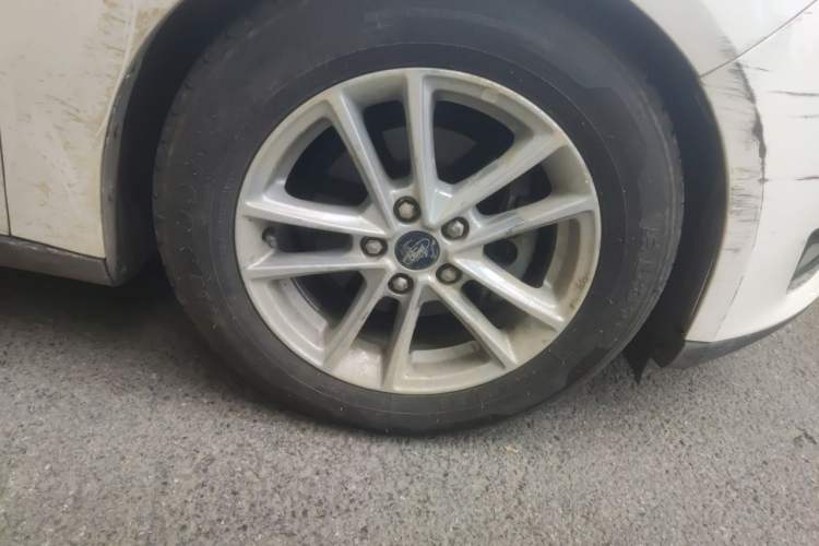 Used Ford Focus 2017 Hatchback EcoBoost 125 Automatic - Ultra-Powerful Style Edition with Smart Drive Features Right Front Wheel Hub