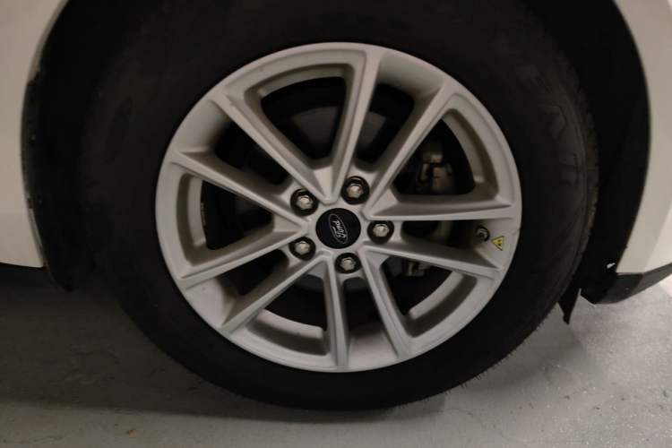 Used Ford Focus 2017 Sedan EcoBoost 180 Automatic Elite Model Right Front Wheel Hub