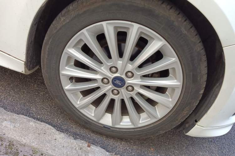 Used Ford Focus 2017 Hatchback EcoBoost 180 Automatic Sport Model Right Front Wheel Hub