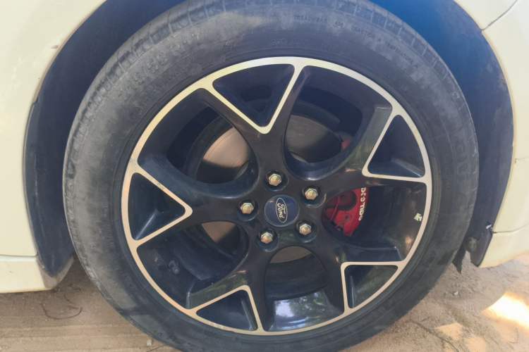 Used Ford Focus 2017 1.5T CTCC White and Black Limited Edition Right Front Wheel Hub