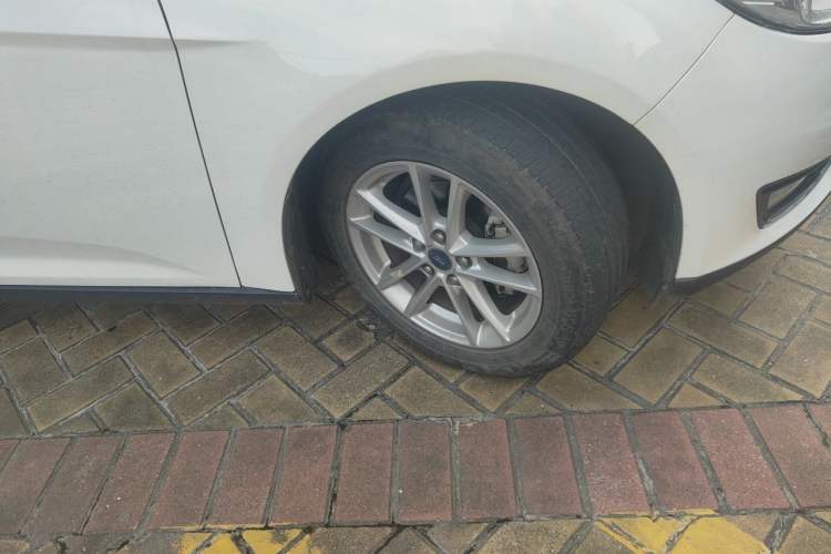 Used Ford Focus 2017 Sedan EcoBoost 180 Automatic Elite Model Right Front Wheel Hub