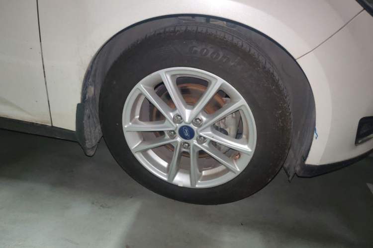 Used Ford Focus 2017 Sedan EcoBoost 180 Automatic Elite Model Right Front Wheel Hub