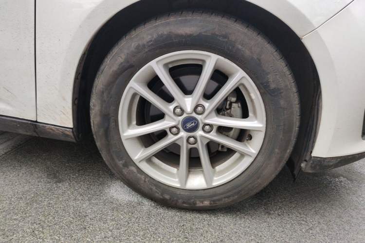 Used Ford Focus 2017 Sedan EcoBoost 180 Automatic Elite Model Right Front Wheel Hub