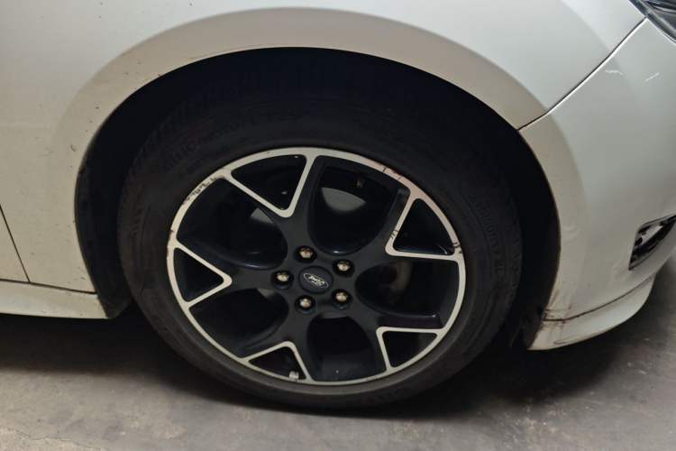 Used Ford Focus 2017 1.5T CTCC White and Black Limited Edition Right Front Wheel Hub