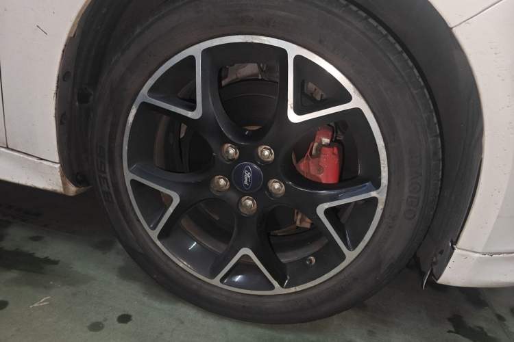 Used Ford Focus 2017 1.5T CTCC White and Black Limited Edition Right Front Wheel Hub