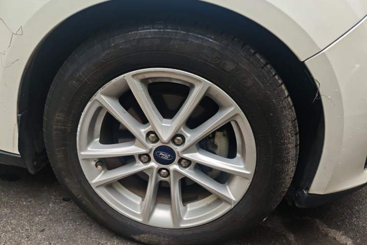 Used Ford Focus 2017 Hatchback EcoBoost 125 Automatic - Ultra-Powerful Style Edition with Smart Drive Features Right Front Wheel Hub
