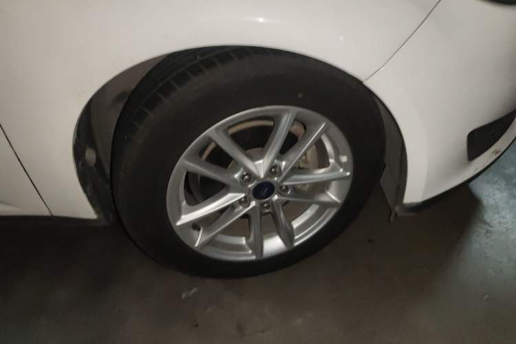 Used Ford Focus 2017 Sedan EcoBoost 125 Automatic Supreme Style SmartDrive Edition Right Front Wheel Hub