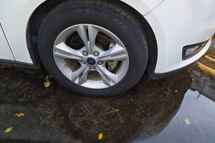 Used Ford Focus 2017 Sedan 1.6L Automatic Comfort Plus SmartDrive Edition Right Front Wheel Hub