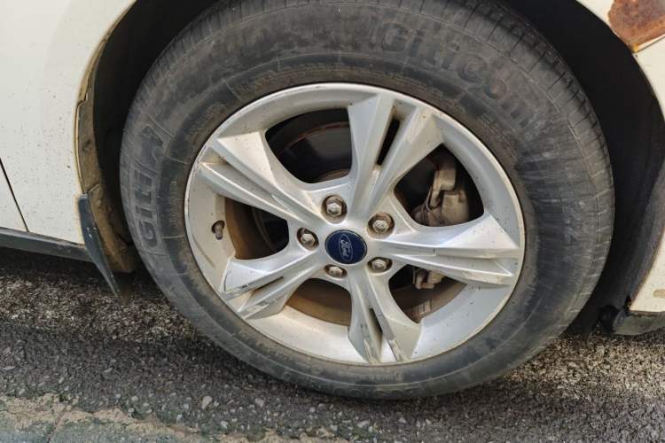 Used Ford Focus 2017 Sedan 1.6L Automatic Comfort Plus SmartDrive Edition Right Front Wheel Hub