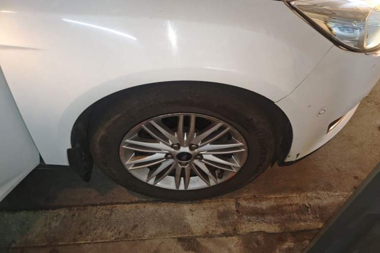 Used Ford Focus 2017 Sedan EcoBoost 180 Automatic Flagship Model Right Front Wheel Hub