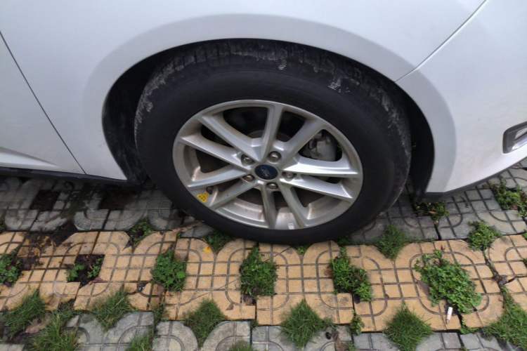 Used Ford Focus 2017 Hatchback 1.6L Automatic Fashion Edition Smart Drive Version Right Front Wheel Hub