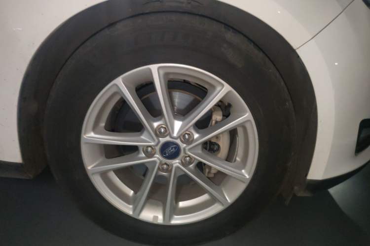 Used Ford Focus 2017 Hatchback EcoBoost 125 Automatic - Ultra-Powerful Style Edition with Smart Drive Features Right Front Wheel Hub