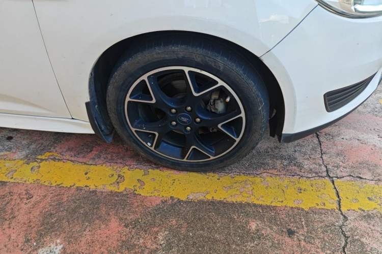 Used Ford Focus 2017 1.5T CTCC White and Black Limited Edition Right Front Wheel Hub