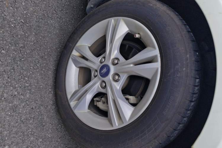 Used Ford Focus 2017 Sedan 1.6L Automatic Comfort Plus SmartDrive Edition Right Front Wheel Hub