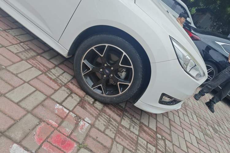 Used Ford Focus 2017 1.5T CTCC White and Black Limited Edition Right Front Wheel Hub