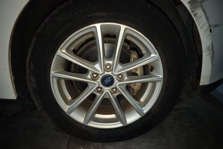 Used Ford Focus 2017 Sedan 1.6L Automatic Fashion Edition Smart Drive Version Right Front Wheel Hub