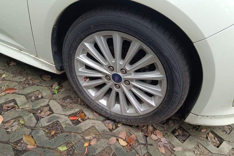 Used Ford Focus 2017 Hatchback EcoBoost 180 Automatic Sport Model Right Front Wheel Hub