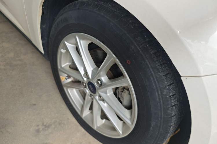 Used Ford Focus 2017 Sedan EcoBoost 125 Automatic Supreme Style SmartDrive Edition Right Front Wheel Hub
