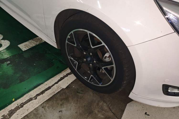 Used Ford Focus 2017 1.5T CTCC White and Black Limited Edition Right Front Wheel Hub