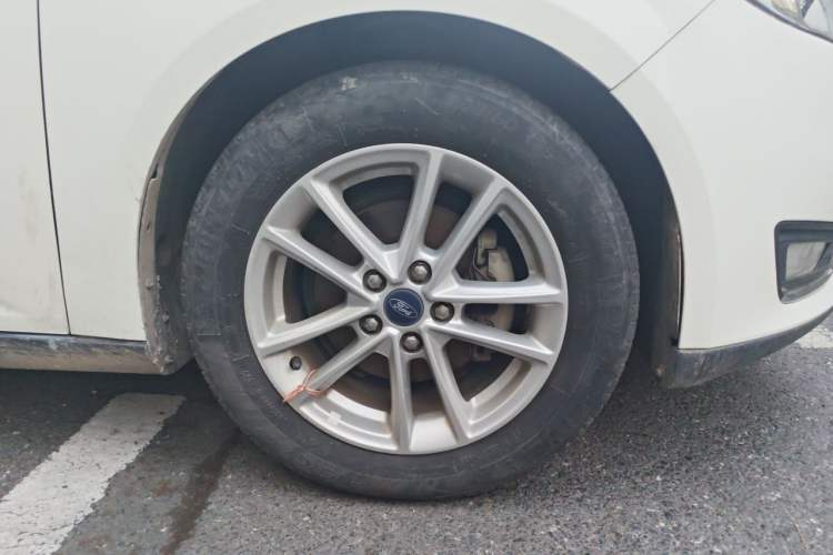 Used Ford Focus 2017 Sedan EcoBoost 125 Automatic Supreme Style SmartDrive Edition Right Front Wheel Hub