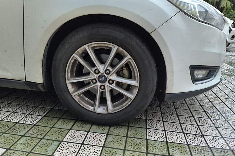 Used Ford Focus 2017 Sedan EcoBoost 180 Automatic Elite Model Right Front Wheel Hub