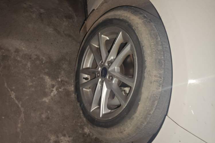 Used Ford Focus 2017 Sedan EcoBoost 125 Automatic Supreme Style SmartDrive Edition Right Front Wheel Hub