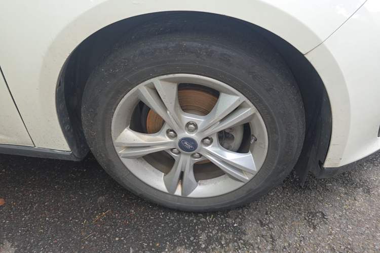 Used Ford Focus 2017 Sedan 1.6L Automatic Comfort Plus SmartDrive Edition Right Front Wheel Hub
