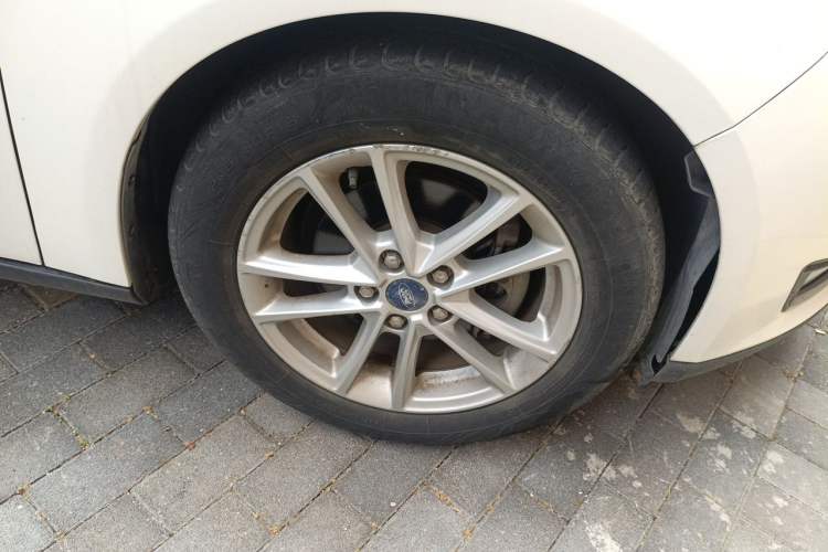 Used Ford Focus 2017 Sedan EcoBoost 125 Automatic Supreme Style SmartDrive Edition Right Front Wheel Hub