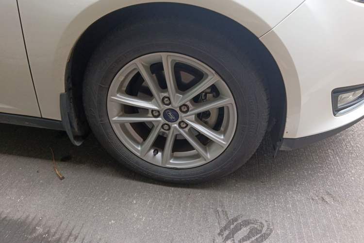 Used Ford Focus 2017 Sedan EcoBoost 125 Automatic Supreme Style SmartDrive Edition Right Front Wheel Hub