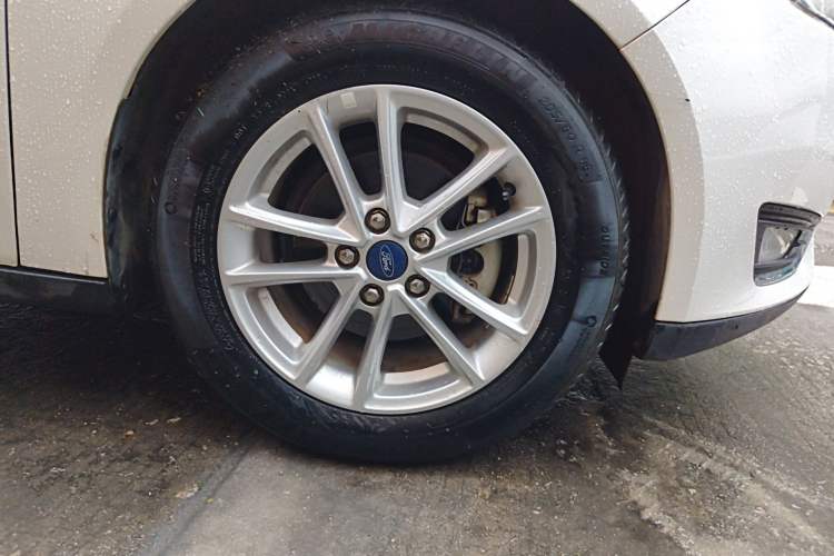 Used Ford Focus 2017 Sedan EcoBoost 180 Automatic Elite Model Right Front Wheel Hub
