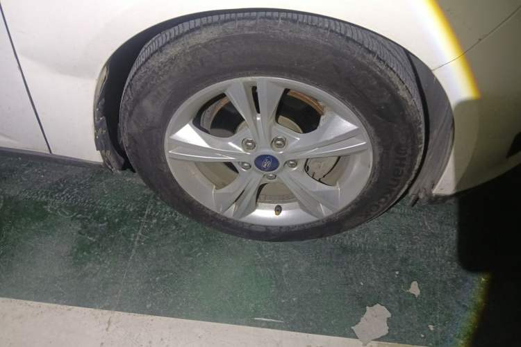 Used Ford Focus 2017 Sedan 1.6L Automatic Comfort Plus SmartDrive Edition Right Front Wheel Hub