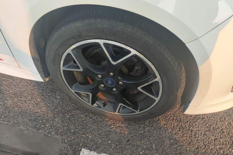 Used Ford Focus 2017 1.5T CTCC White and Black Limited Edition Right Front Wheel Hub
