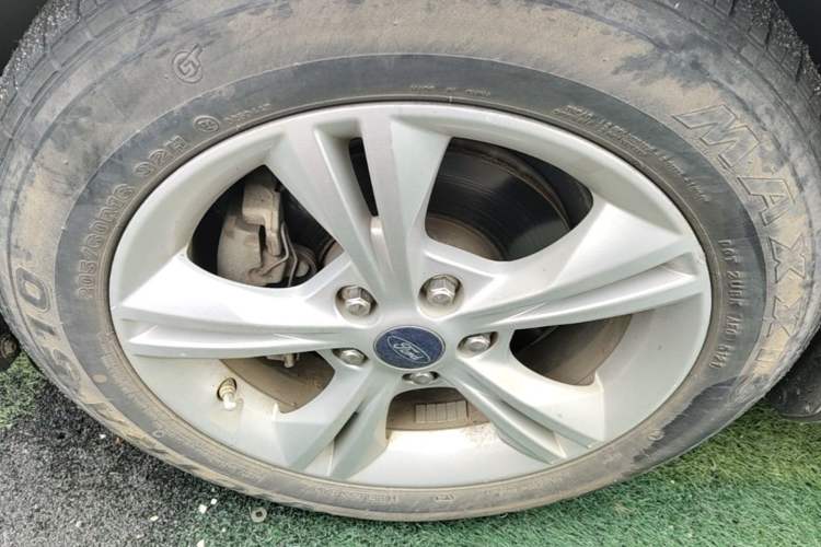 Used Ford Focus 2017 Sedan 1.6L Automatic Comfort Plus SmartDrive Edition Right Front Wheel Hub