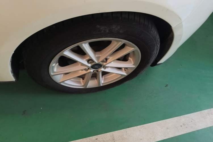 Used Ford Focus 2017 Sedan EcoBoost 125 Automatic Supreme Style SmartDrive Edition Right Front Wheel Hub