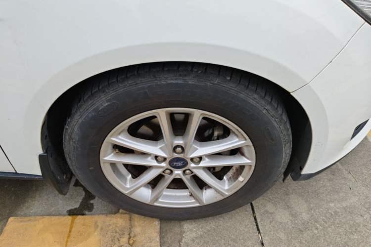 Used Ford Focus 2017 Sedan EcoBoost 125 Automatic Supreme Style SmartDrive Edition Right Front Wheel Hub