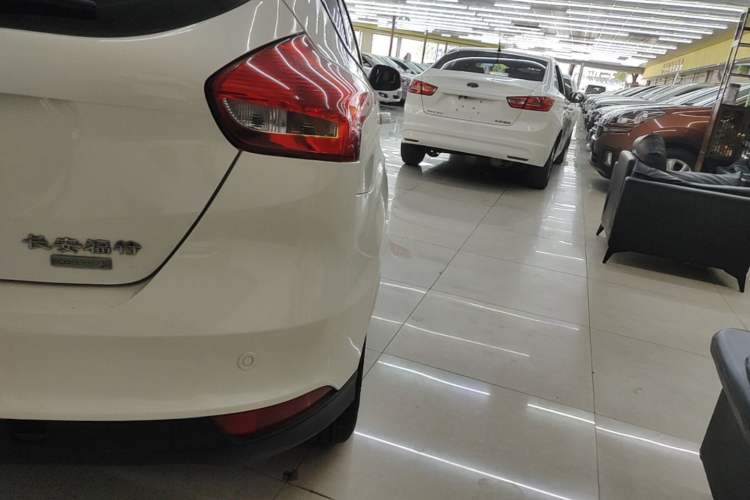 Used Ford Focus 2017 Hatchback EcoBoost 125 Automatic - Ultra-Powerful Style Edition with Smart Drive Features Right Rear Taillight