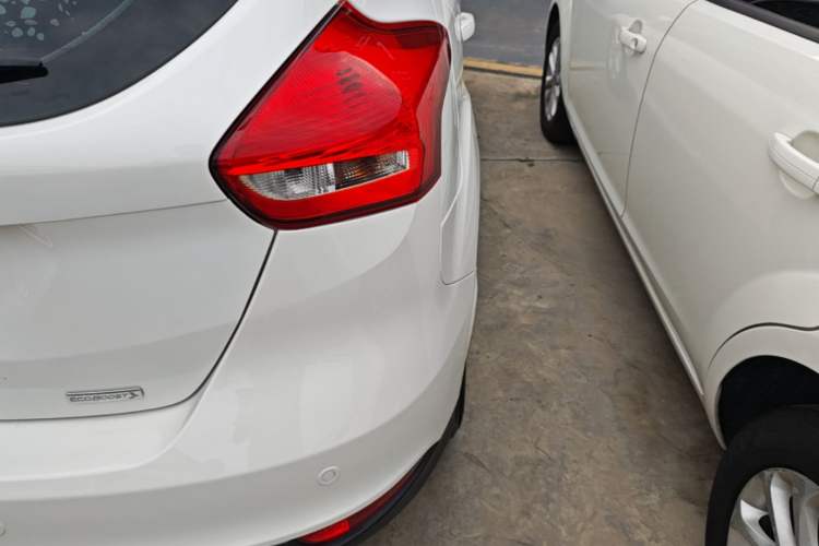 Used Ford Focus 2017 Hatchback EcoBoost 125 Manual – Ultra-Performance Style SmartDrive Edition Right Rear Taillight