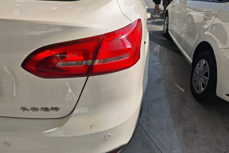 Used Ford Focus 2017 Sedan 1.6L Manual Fashion Edition Smart Drive Version Right Rear Taillight