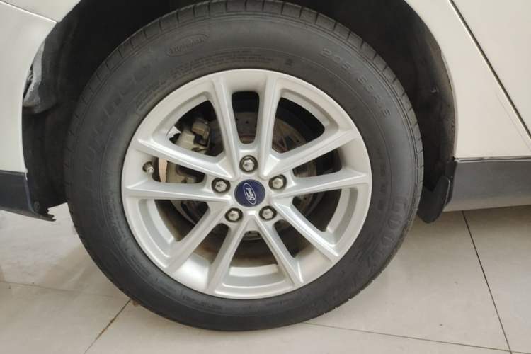 Used Ford Focus 2017 Hatchback EcoBoost 125 Automatic - Ultra-Powerful Style Edition with Smart Drive Features Right Rear Wheel Hub