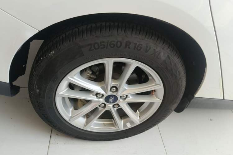 Used Ford Focus 2017 Sedan EcoBoost 125 Automatic Supreme Style SmartDrive Edition Right Rear Wheel Hub