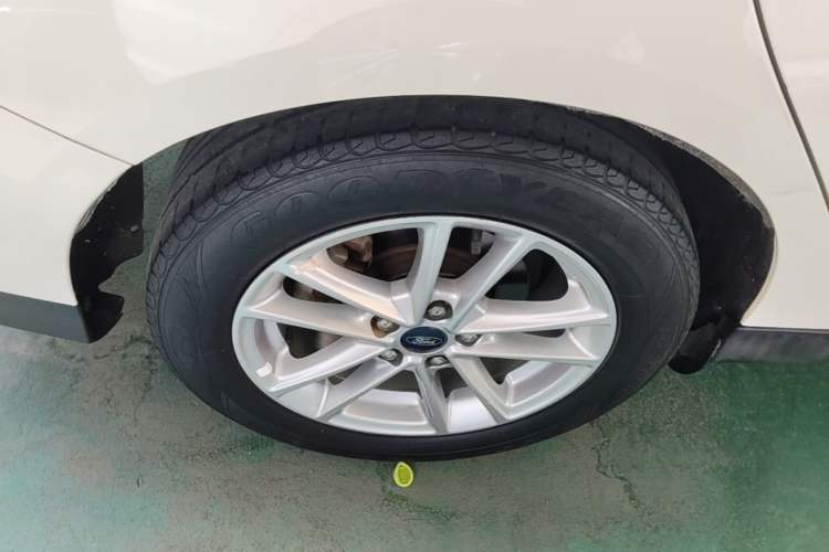 Used Ford Focus 2017 Sedan EcoBoost 180 Automatic Elite Model Right Rear Wheel Hub
