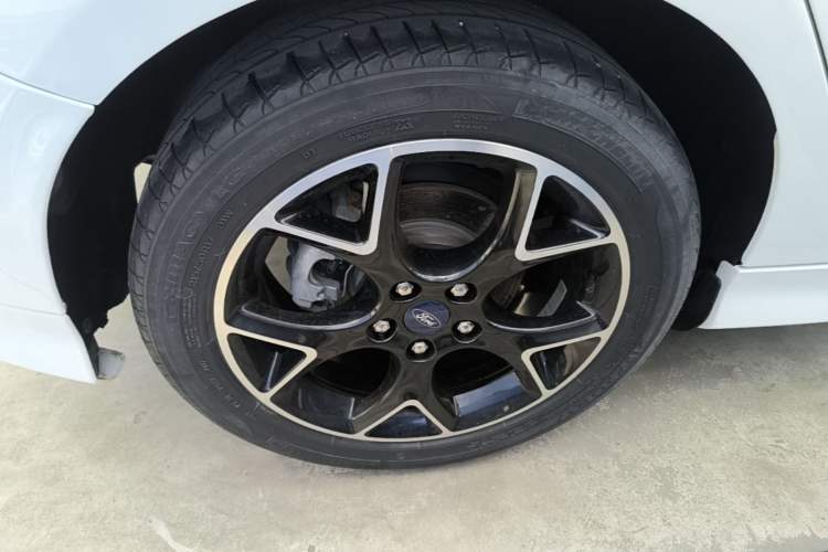 Used Ford Focus 2017 1.5T CTCC White and Black Limited Edition Right Rear Wheel Hub