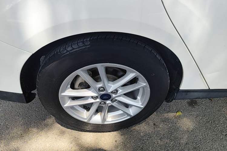 Used Ford Focus 2017 Sedan EcoBoost 180 Automatic Elite Model Right Rear Wheel Hub