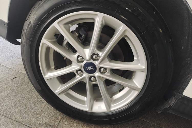 Used Ford Focus 2017 Sedan 1.6L Automatic Fashion Edition Smart Drive Version Right Rear Wheel Hub