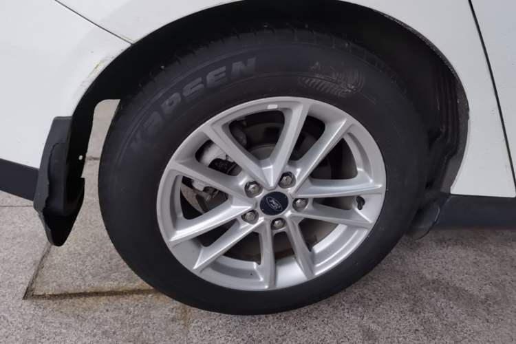 Used Ford Focus 2017 Hatchback EcoBoost 125 Automatic - Ultra-Powerful Style Edition with Smart Drive Features Right Rear Wheel Hub