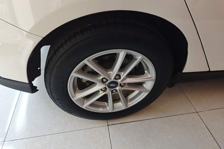 Used Ford Focus 2017 Hatchback EcoBoost 125 Automatic - Ultra-Powerful Style Edition with Smart Drive Features Right Rear Wheel Hub