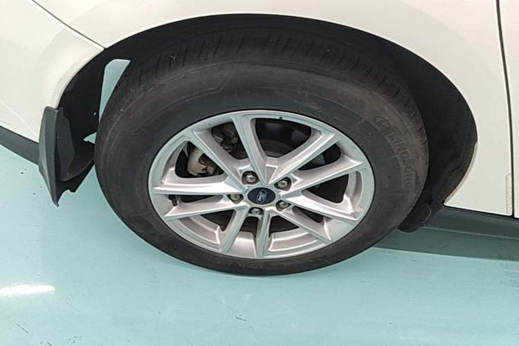 Used Ford Focus 2017 Hatchback EcoBoost 125 Automatic - Ultra-Powerful Style Edition with Smart Drive Features Right Rear Wheel Hub